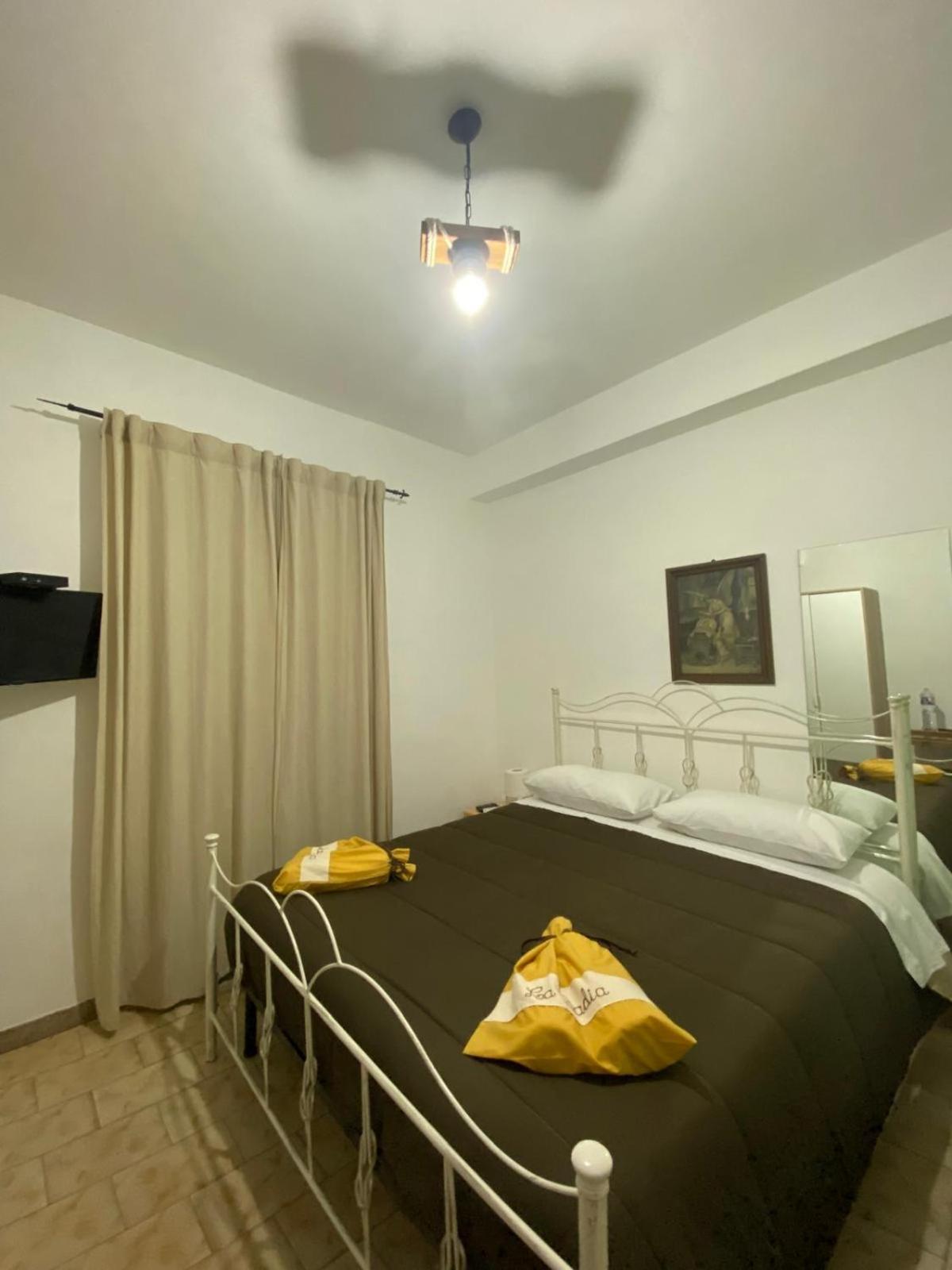 La Badia Hotel Messina Kamer foto
